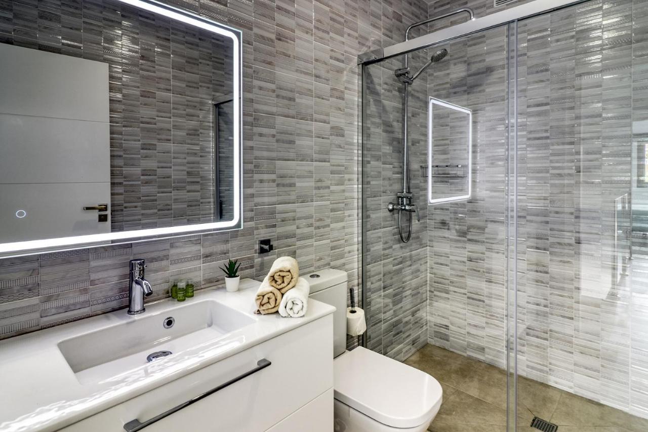 Modern With Elevator, Patio Kitchen, Loro Parque View & Heated Pool Apartment
