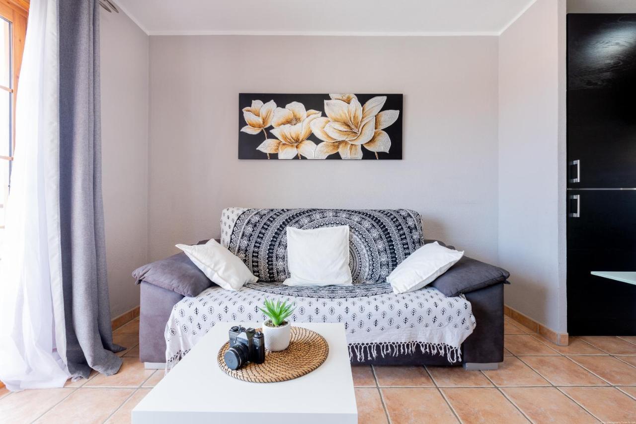 21 C Bouganvillas *