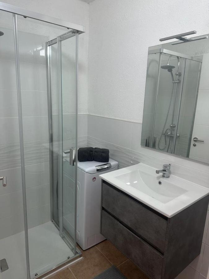 Alexander Home, Cristianos Apartamento