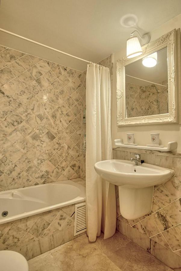 Feel At Home! Two Level With 2 Terraces And Swimming Pool