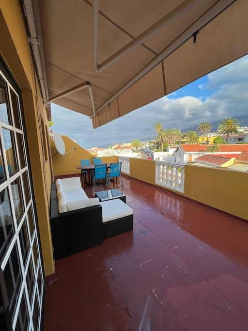 Grosse Terrasse Mit Esstisch, Markise. Einfach Apartamento