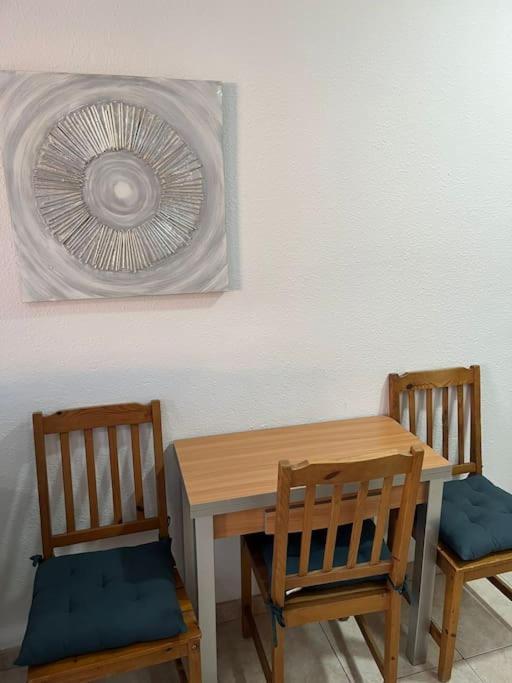 Grosse Terrasse Mit Esstisch, Markise. Einfach