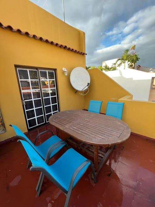 Grosse Terrasse Mit Esstisch, Markise. Einfach Apartamento