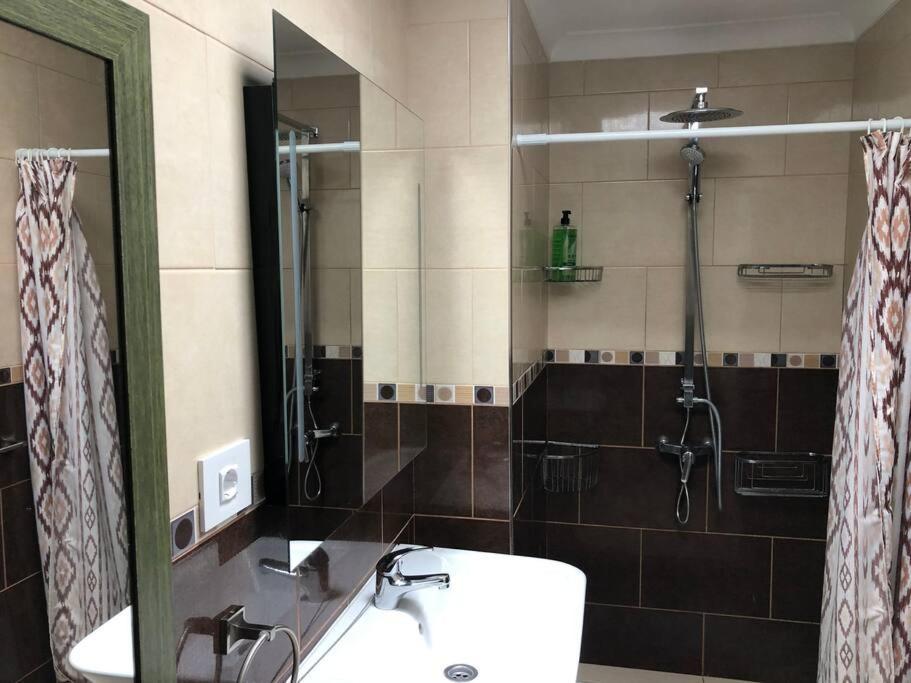 Modern 2 Bed Penthouse Americas Centre Of Town With A Pool And Ocean Views *