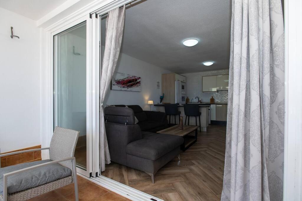 Modern 2 Bed Penthouse Americas Centre Of Town With A Pool And Ocean Views *