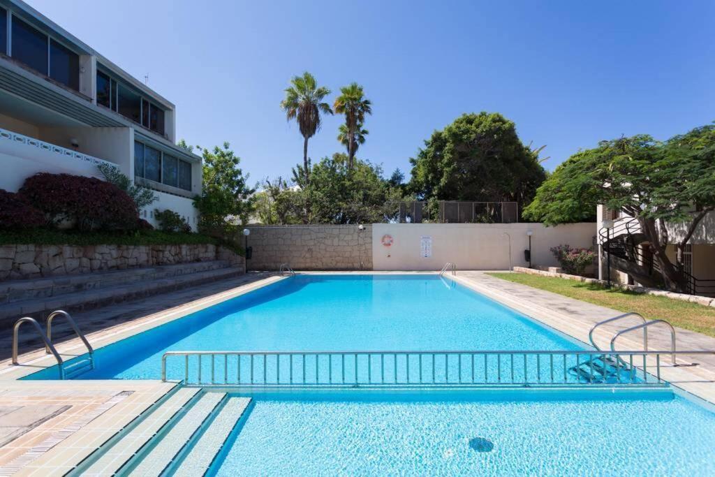 Modern 2 Bed Penthouse Americas Centre Of Town With A Pool And Ocean Views *