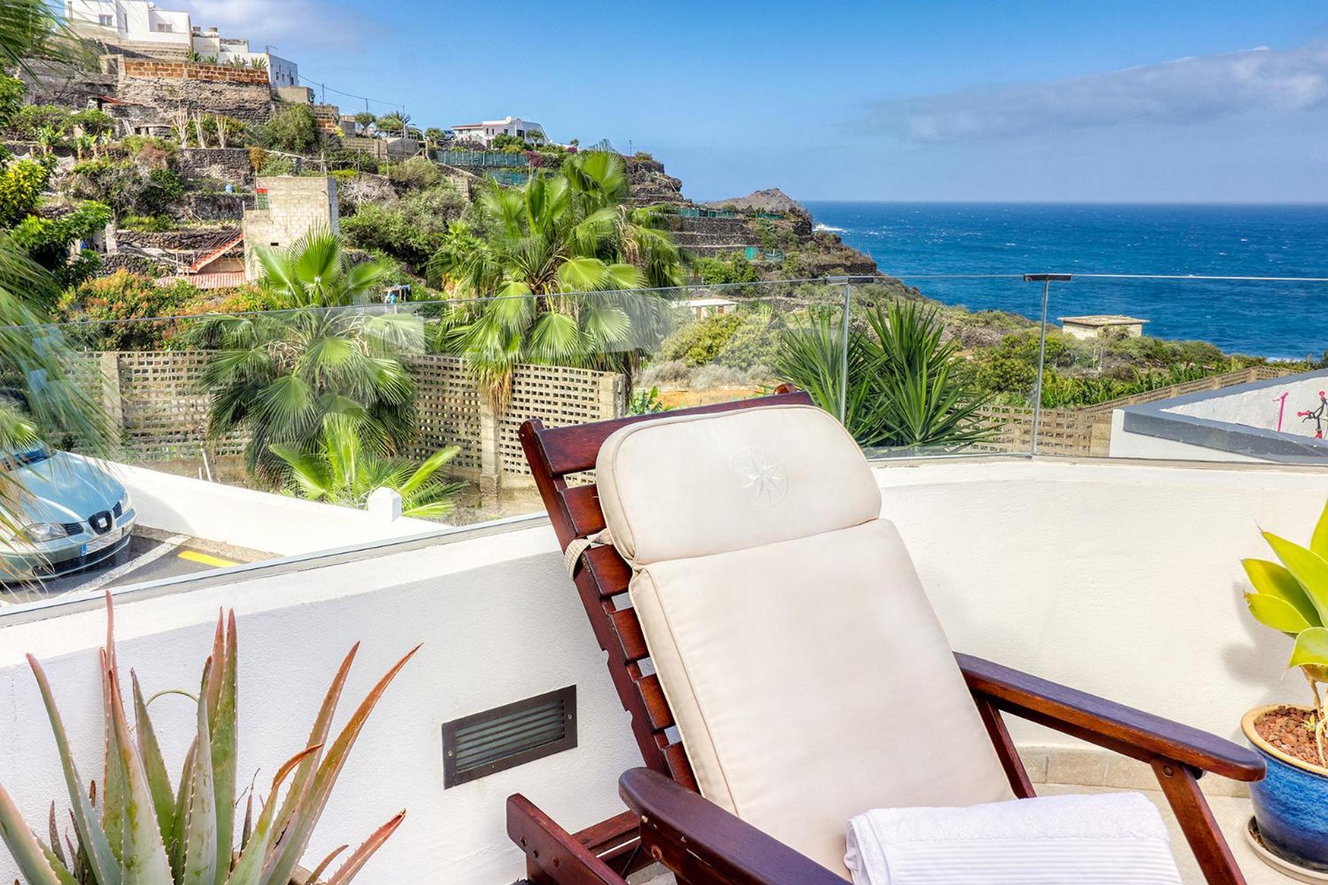 Big Terraced House, 100m To The Beach, With Bbq And Sea View