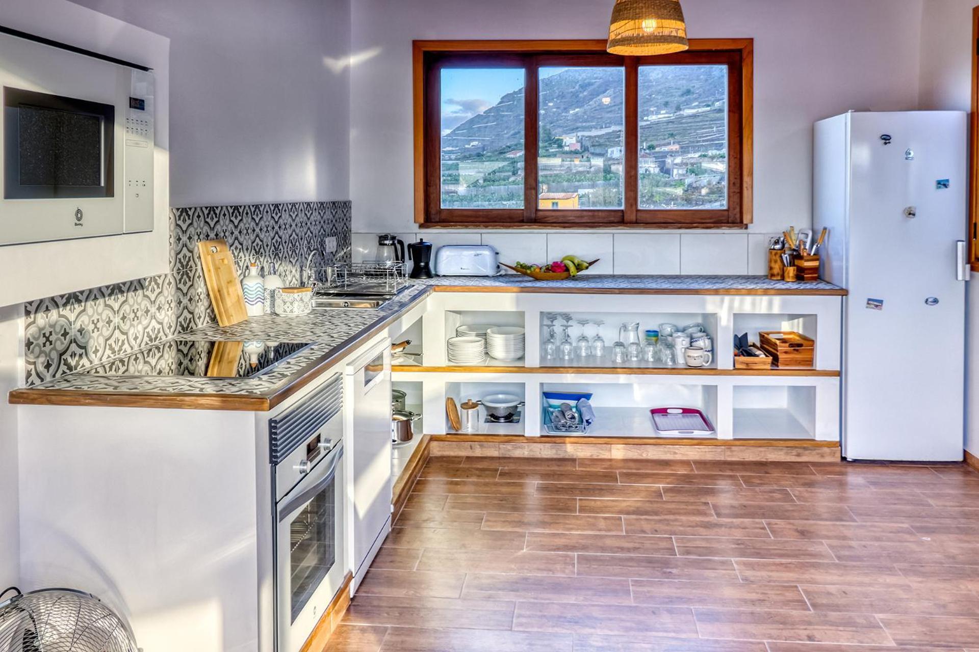 Spacious With Tropical Garden, Bbq, Near Seaside Los Silos