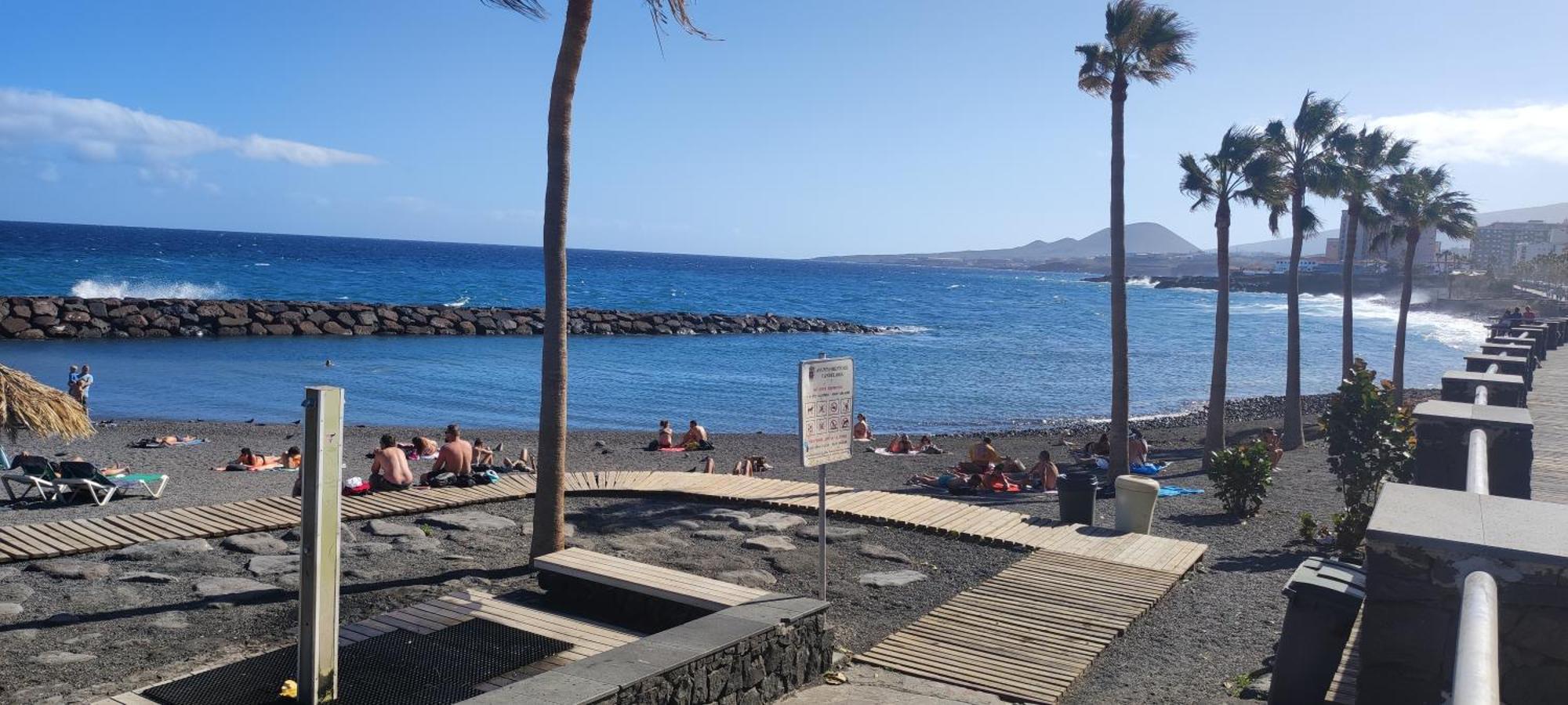 Terraza Del Sol Con Piscina En *