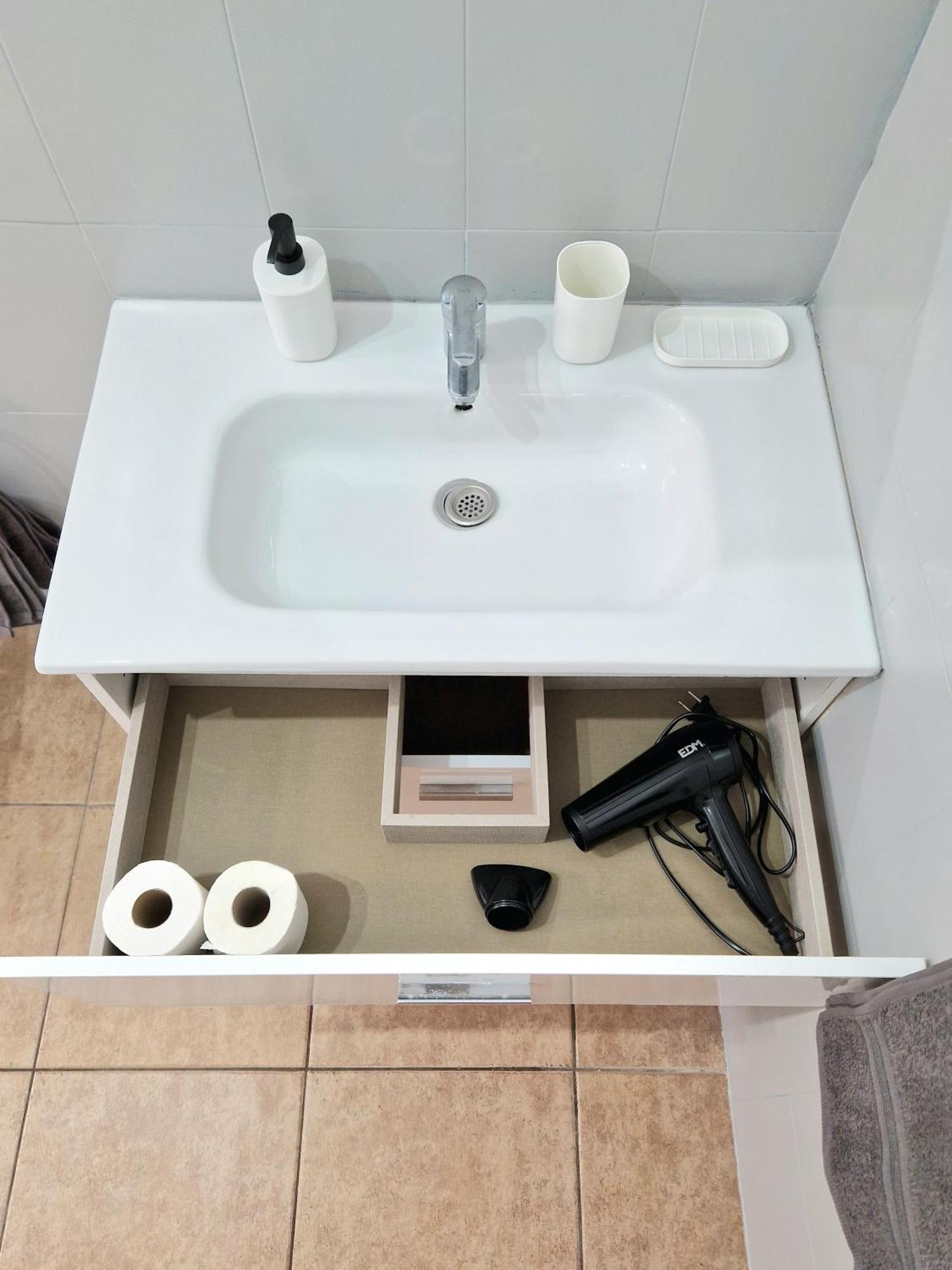 Spacious Independent Next The Airport - Sea *