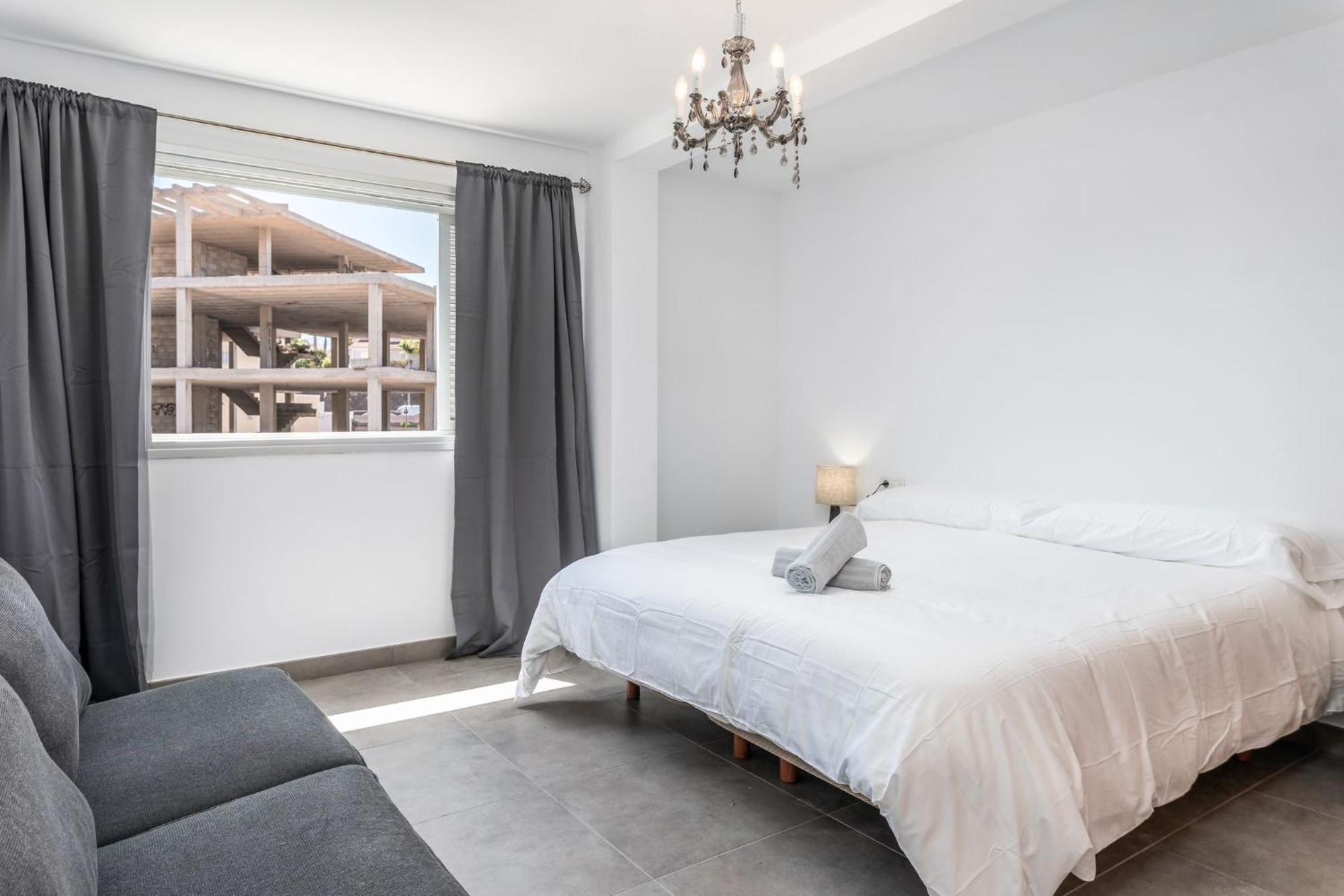 Hayam Apartamentos, Cristianos