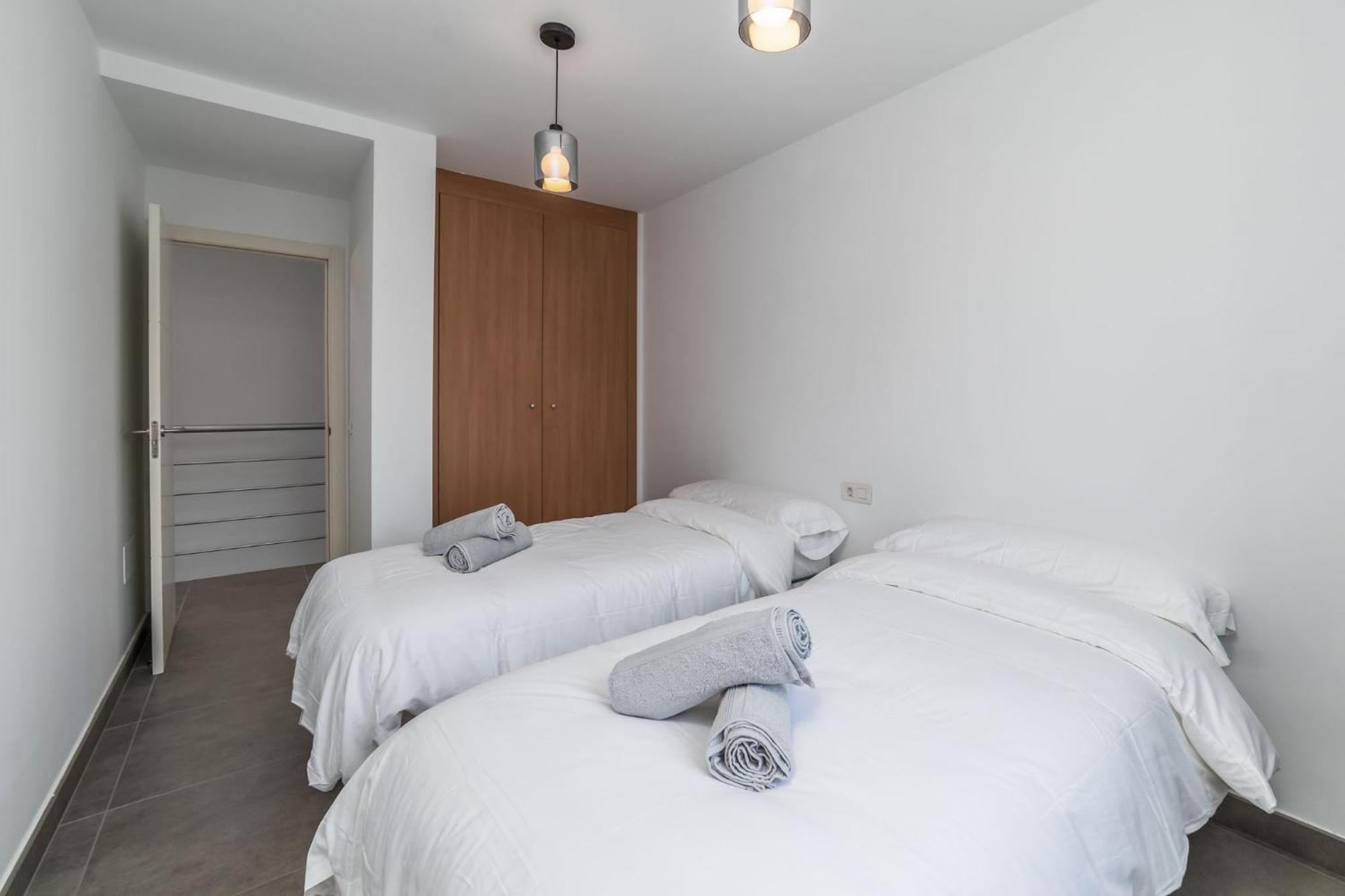 Hayam Apartamentos, Cristianos