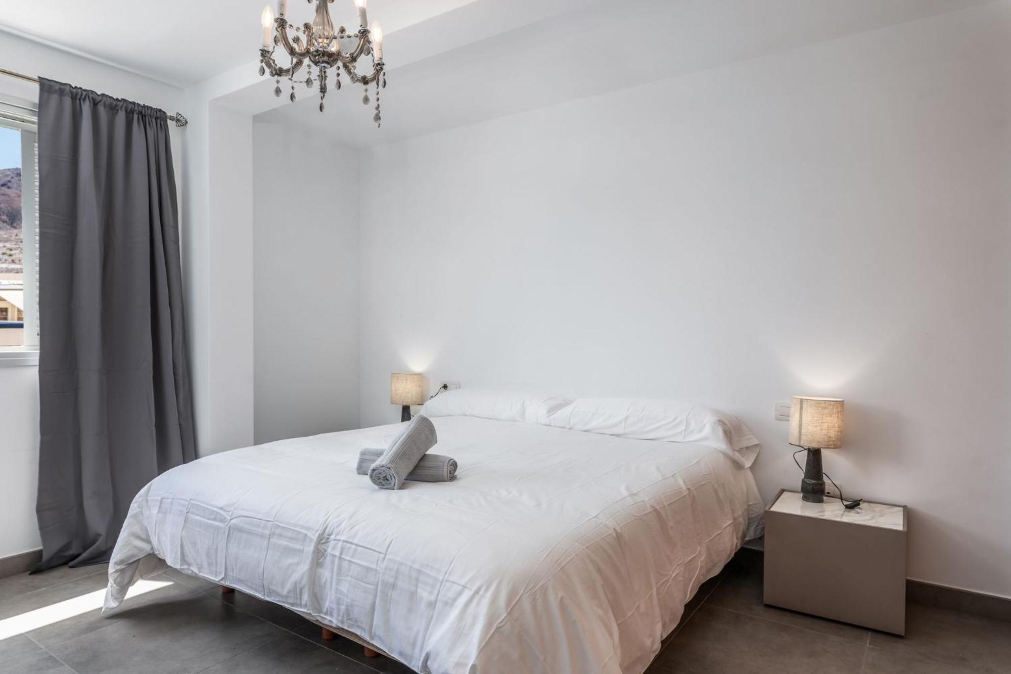 Hayam Apartamentos, Cristianos