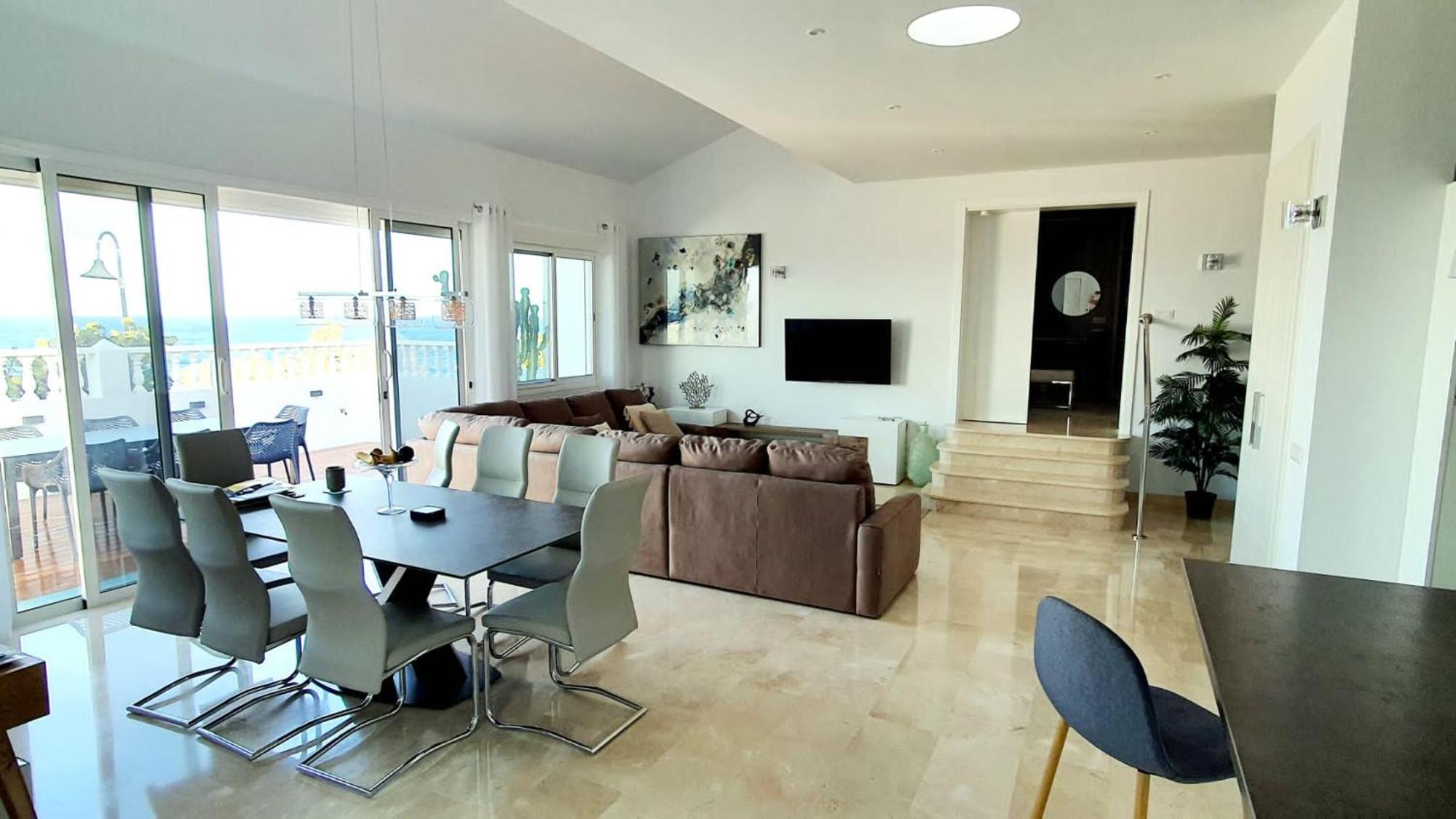 Del Mar Villa *
