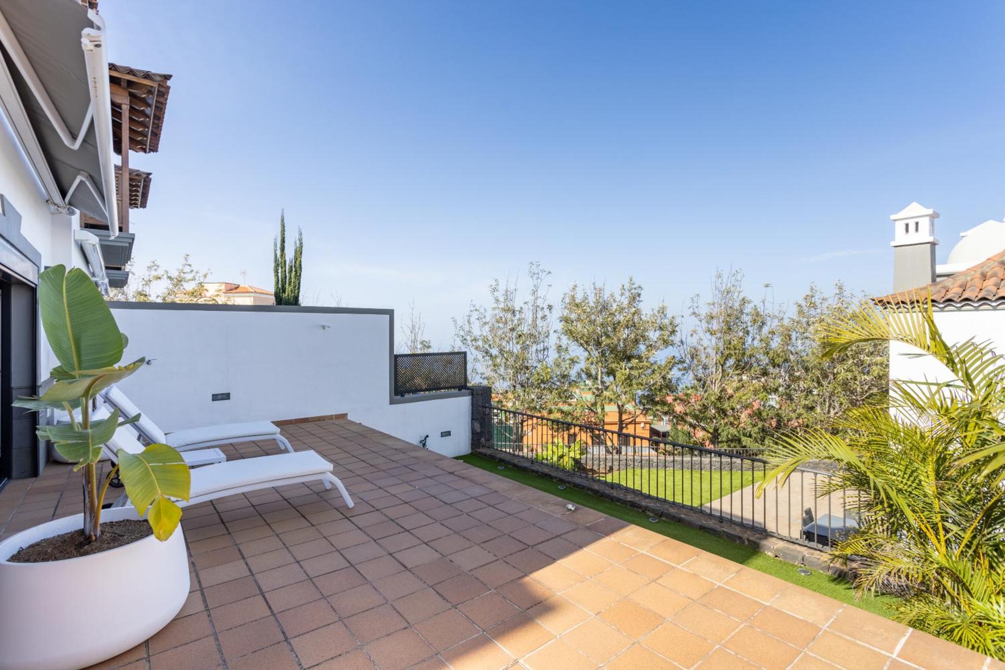 Home2book Stunning Terrace, Bbq & Pool El Hébergement de vacances *