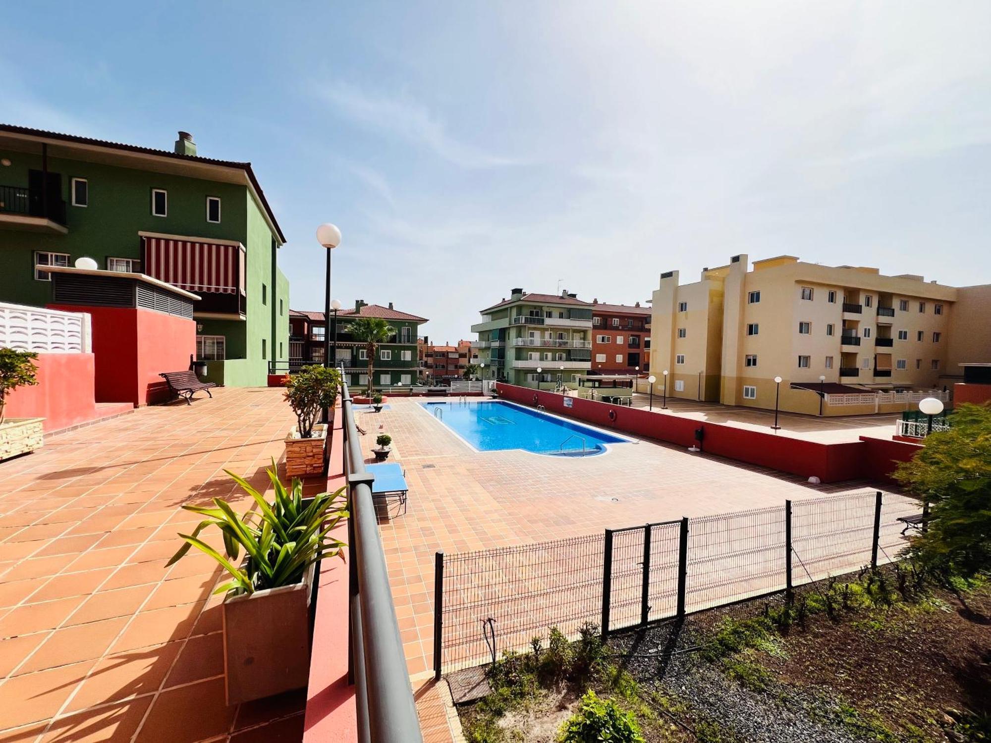Terraza Del Sol Con Piscina En *