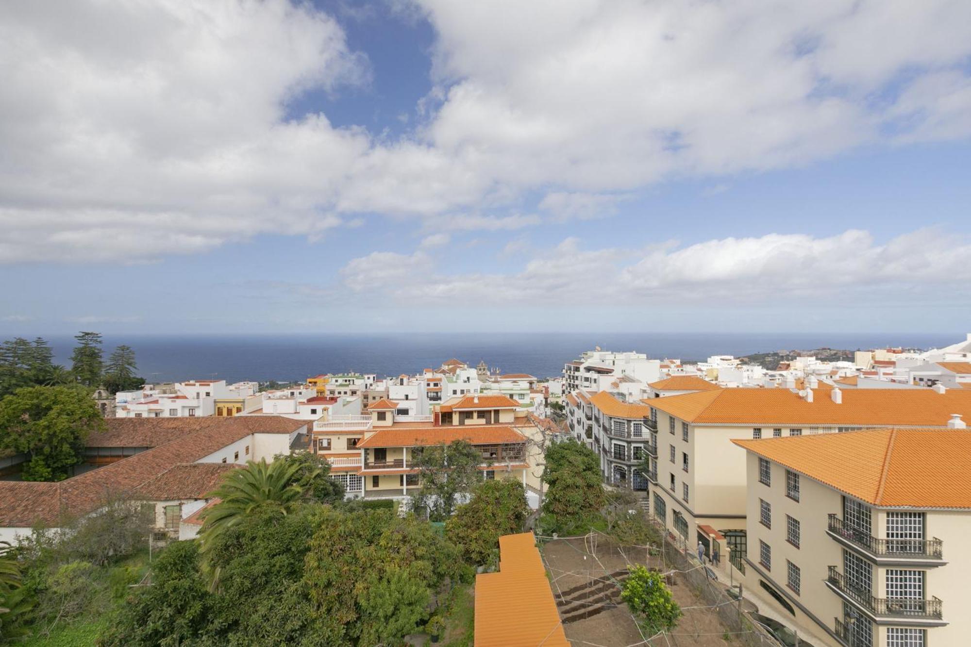 Rooftop View Escape - 1 Minute To Center And Fast Wi-fi - Special Season Price For And June