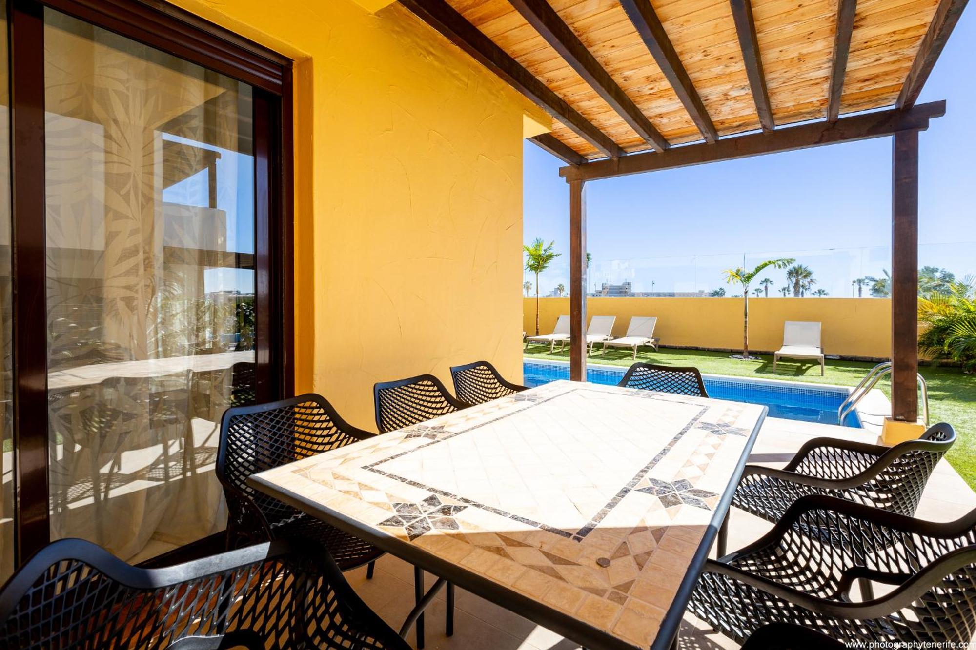 Villa With 4 Bedrooms And Private Heated Pool *