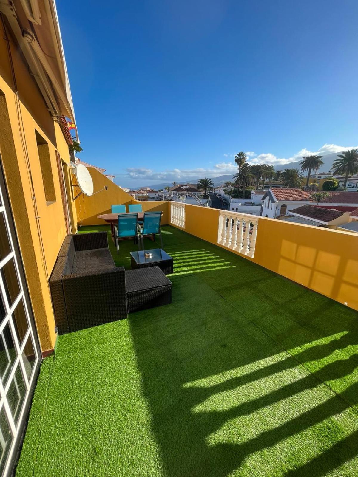 Grosse Terrasse Mit Esstisch, Markise. Einfach