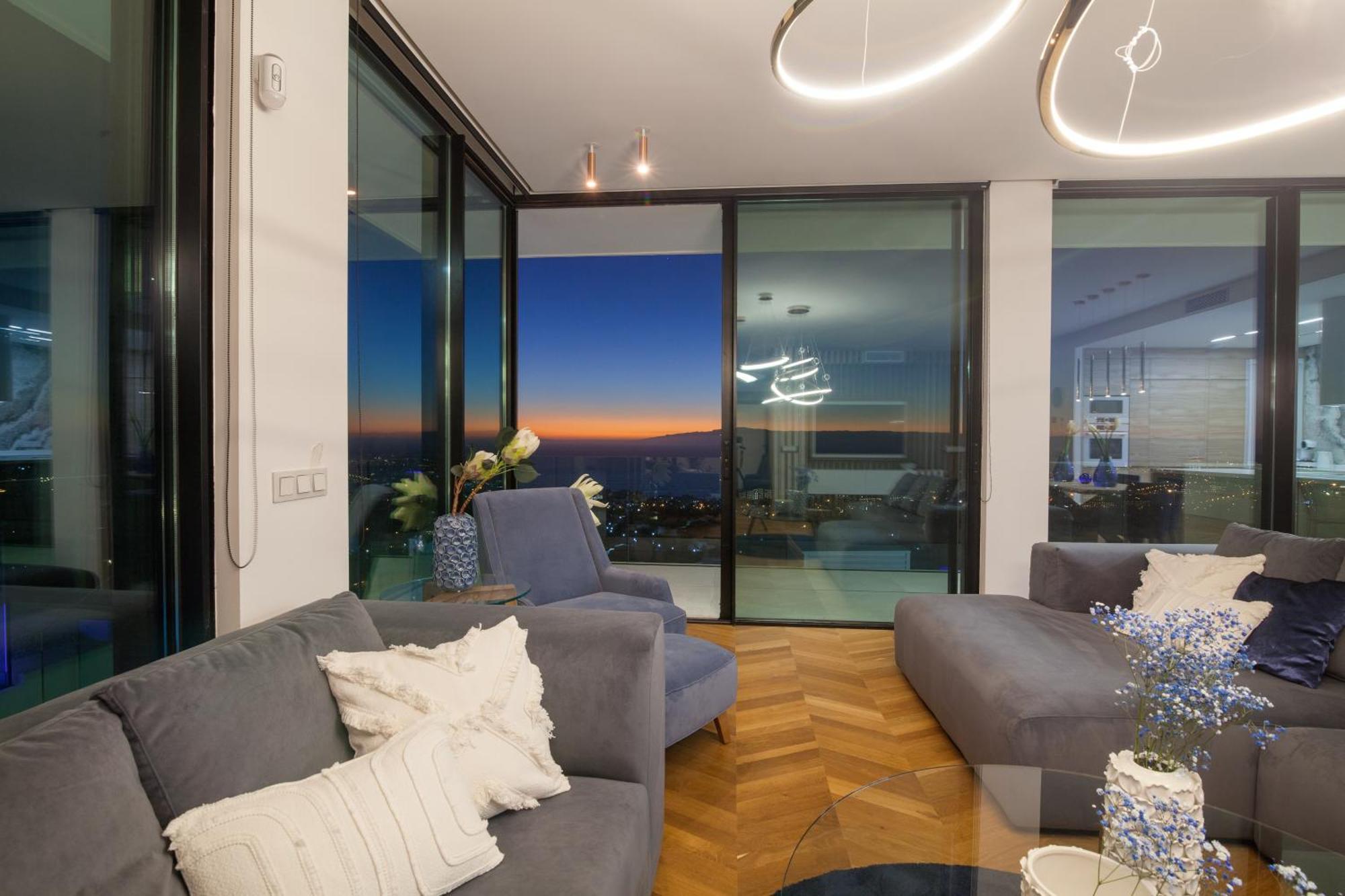 200m New E With Priv/heated Pool, Ocean View.
