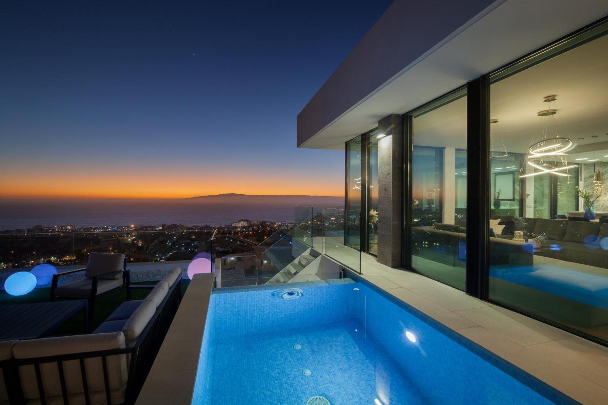 200m New E With Priv/heated Pool, Ocean View. Villa