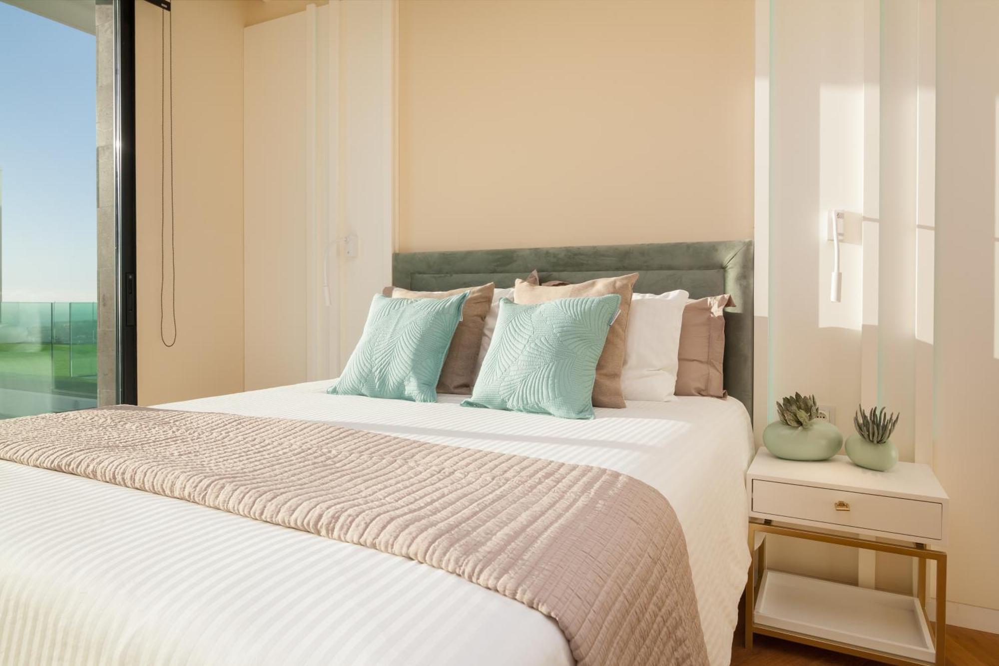 200m New E With Priv/heated Pool, Ocean View.