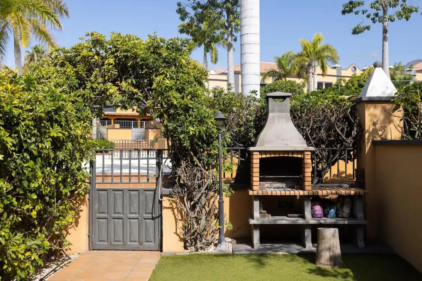 Exclusive Townhouse In Plaza Del Duque Close To The
