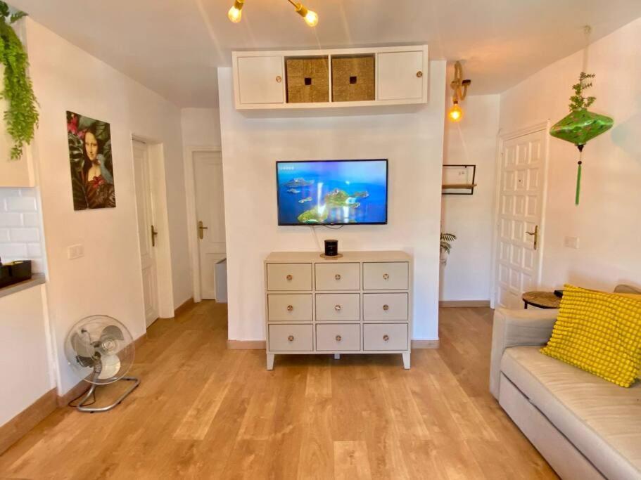 Apartamento Cozy Urban Escape 1br Near Tenerife South Airport Guaza