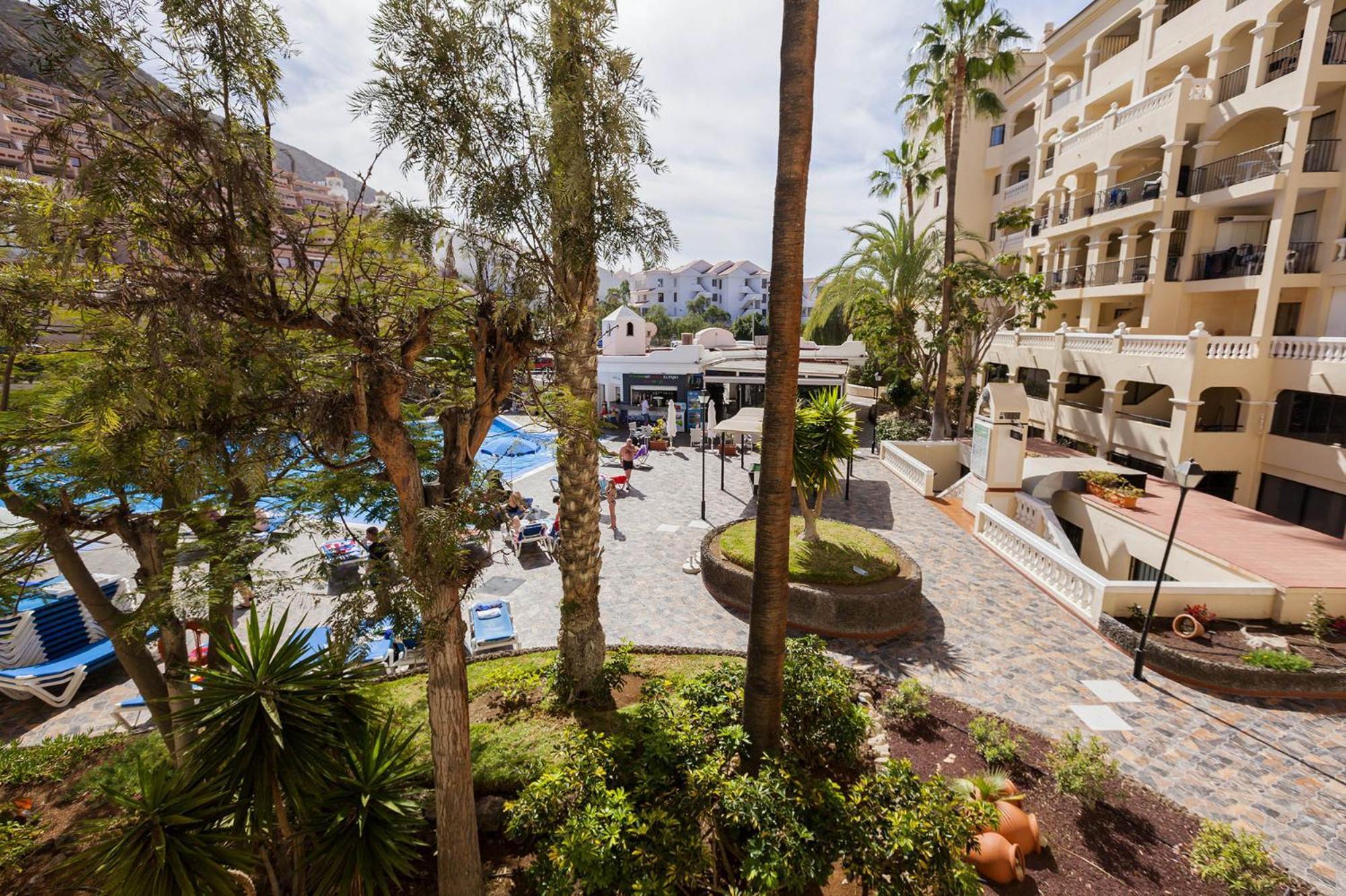 Castle Harbour 3 *