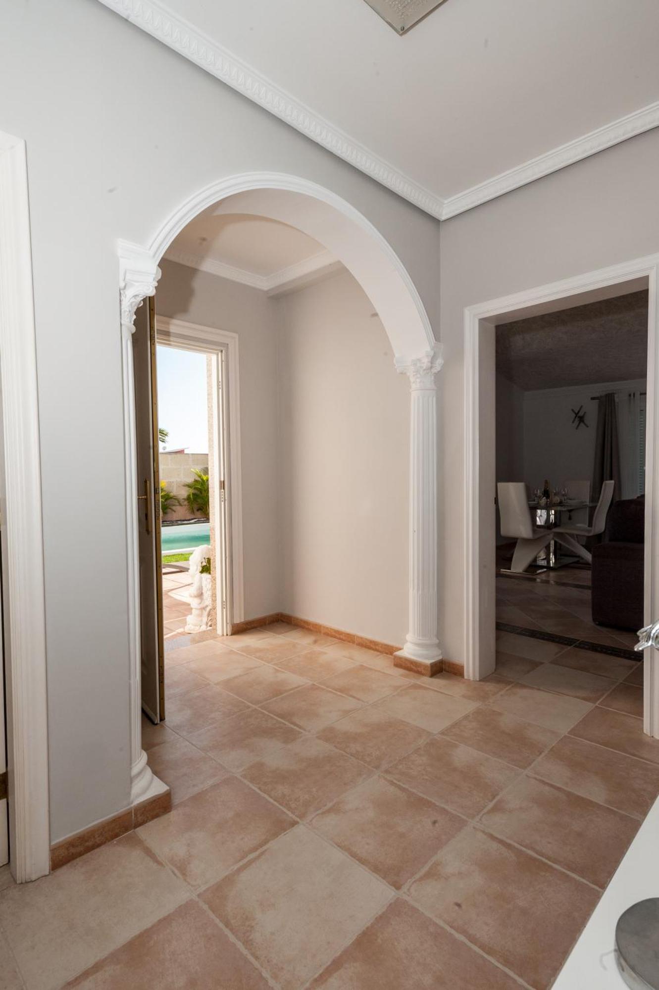 Villa Vanesa Luxury Private With A Heated Pool, 4 Bedrooms And 4 Bathrooms