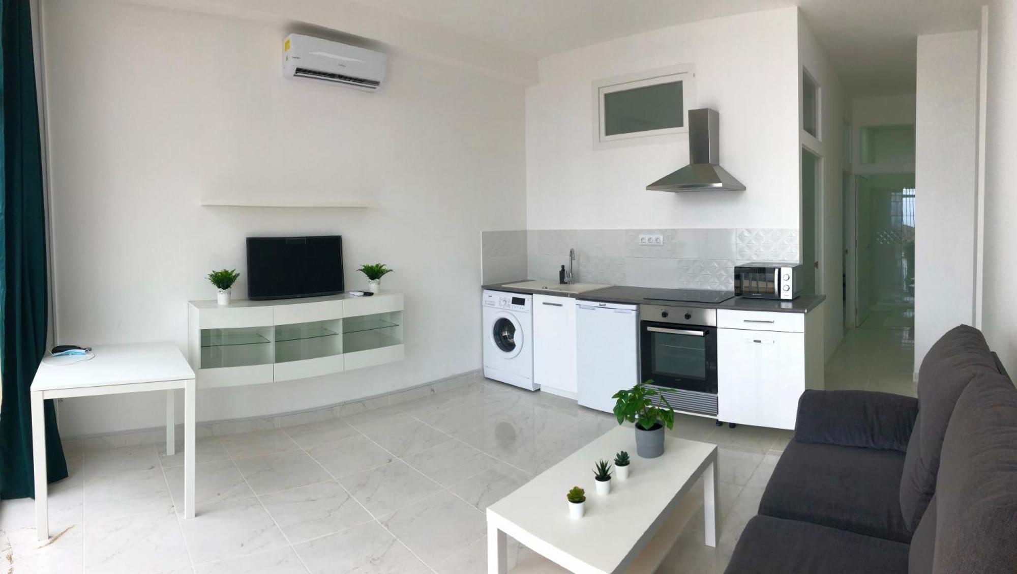 Hills - 2 Bedroom With Ocean Views And Air-condition A