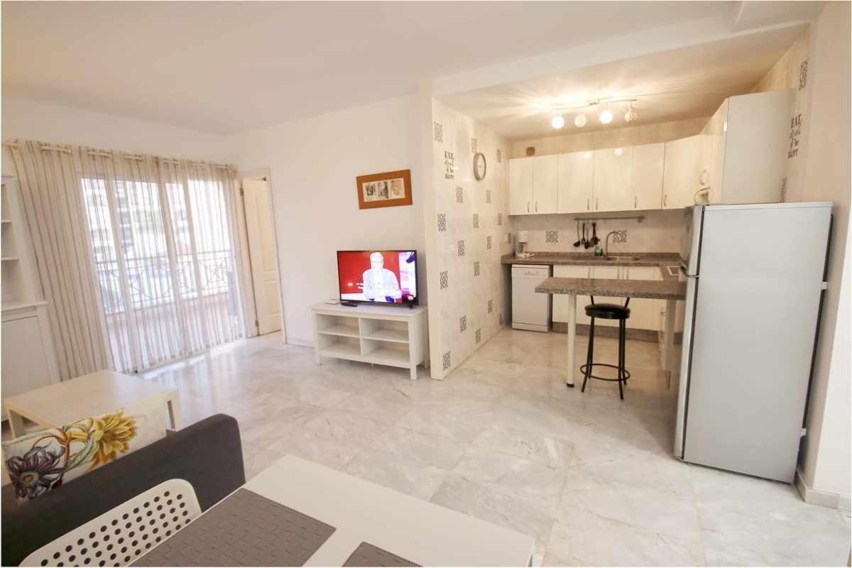 Dinastia B401 By Tenerife & Sales Los Cristianos (Tenerife)