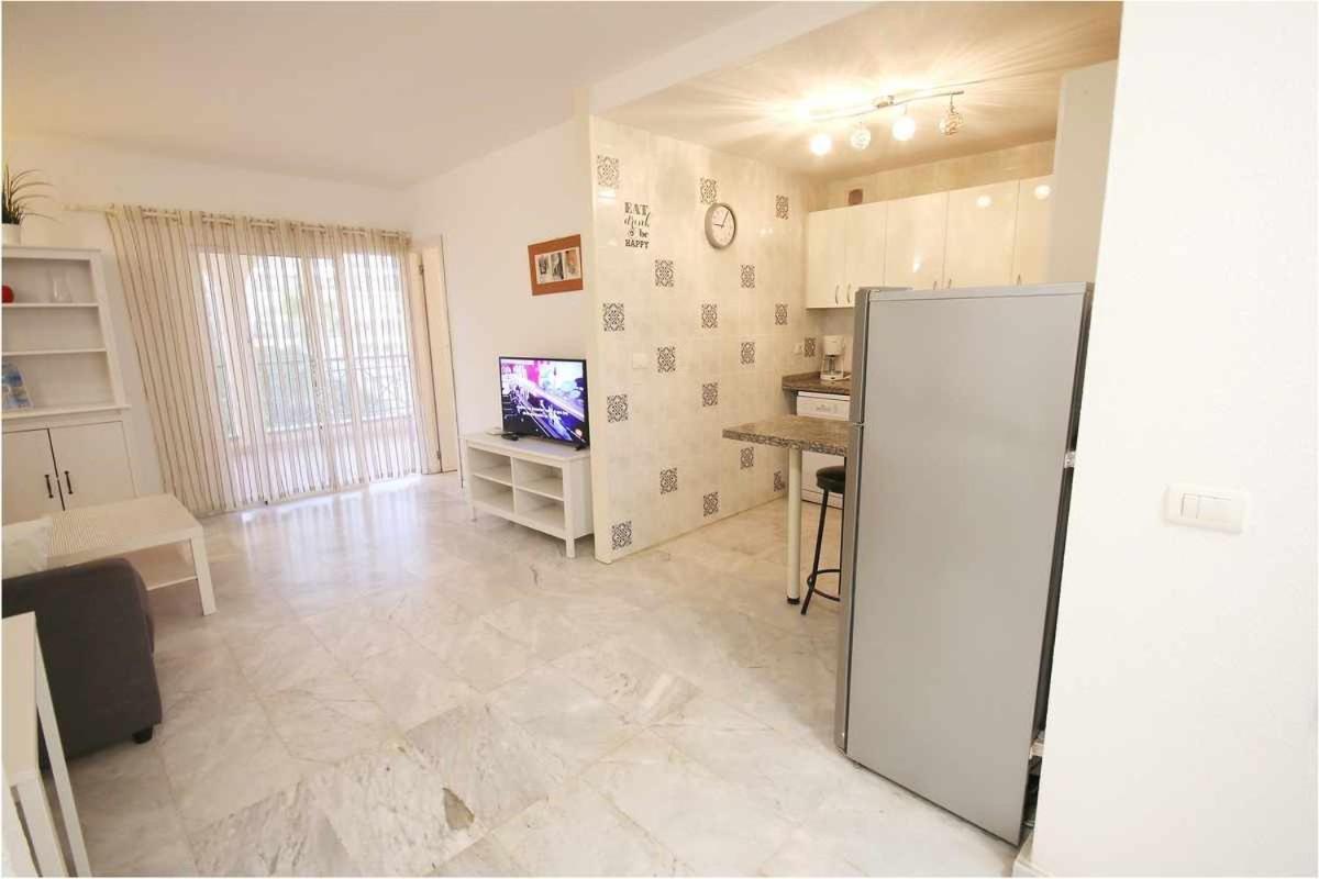 Dinastia B401 By Tenerife & Sales Los Cristianos (Tenerife)