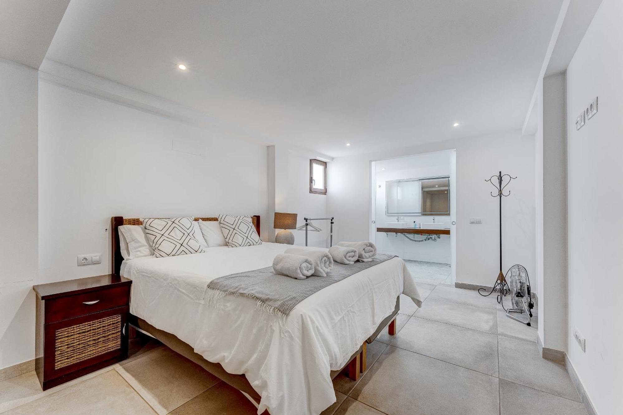 Fabulous Contemporary 5 Bedroom With Private Heated Pool, Sleeps Max 13