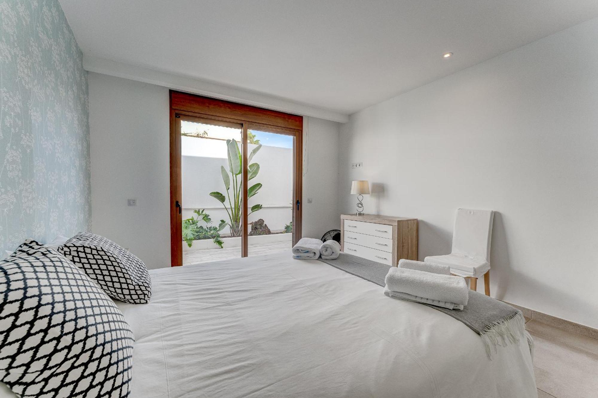 Villa Fabulous Contemporary 5 Bedroom With Private Heated Pool, Sleeps Max 13 *