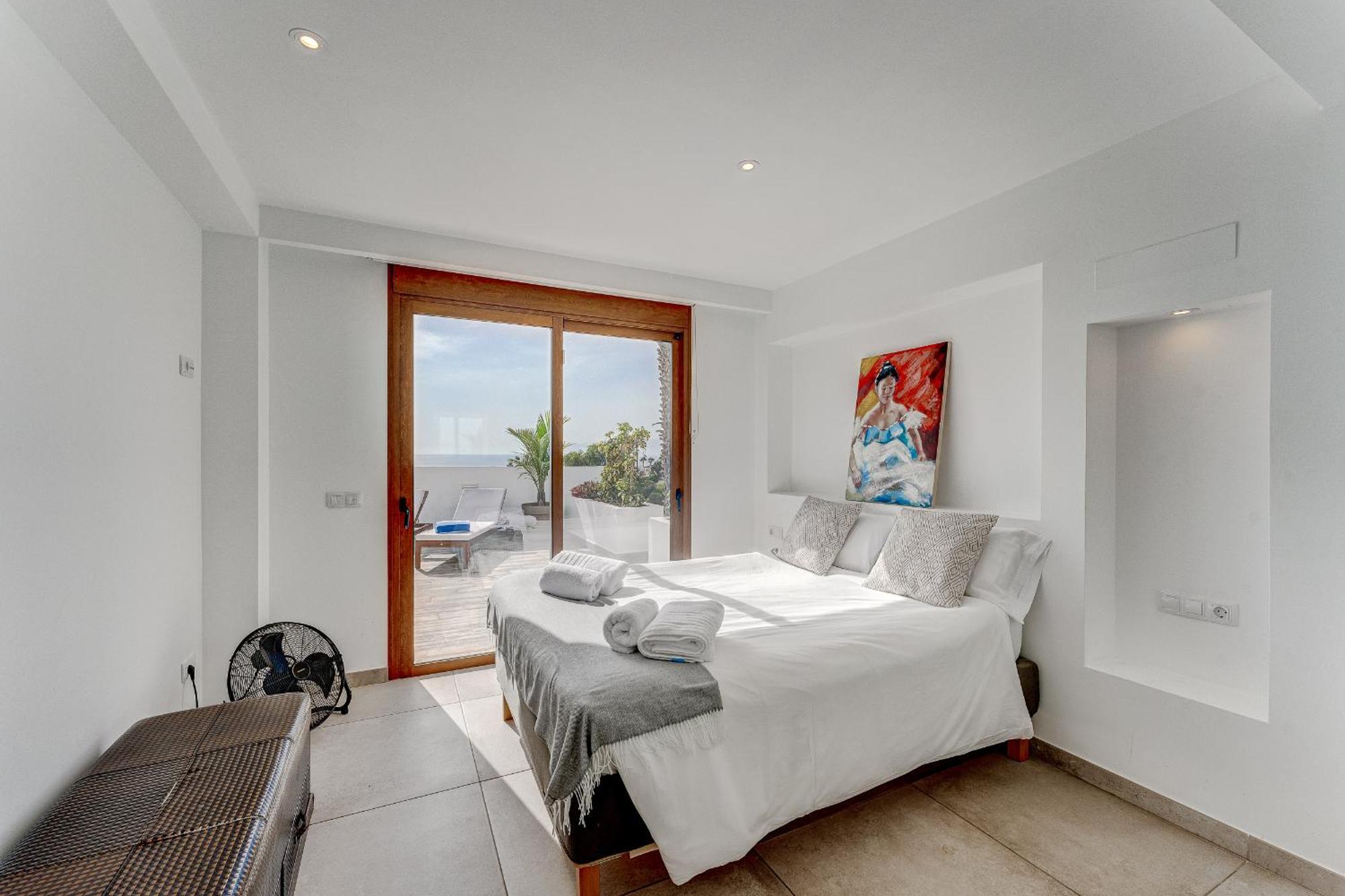 Fabulous Contemporary 5 Bedroom With Private Heated Pool, Sleeps Max 13 Villa Callao Salvaje