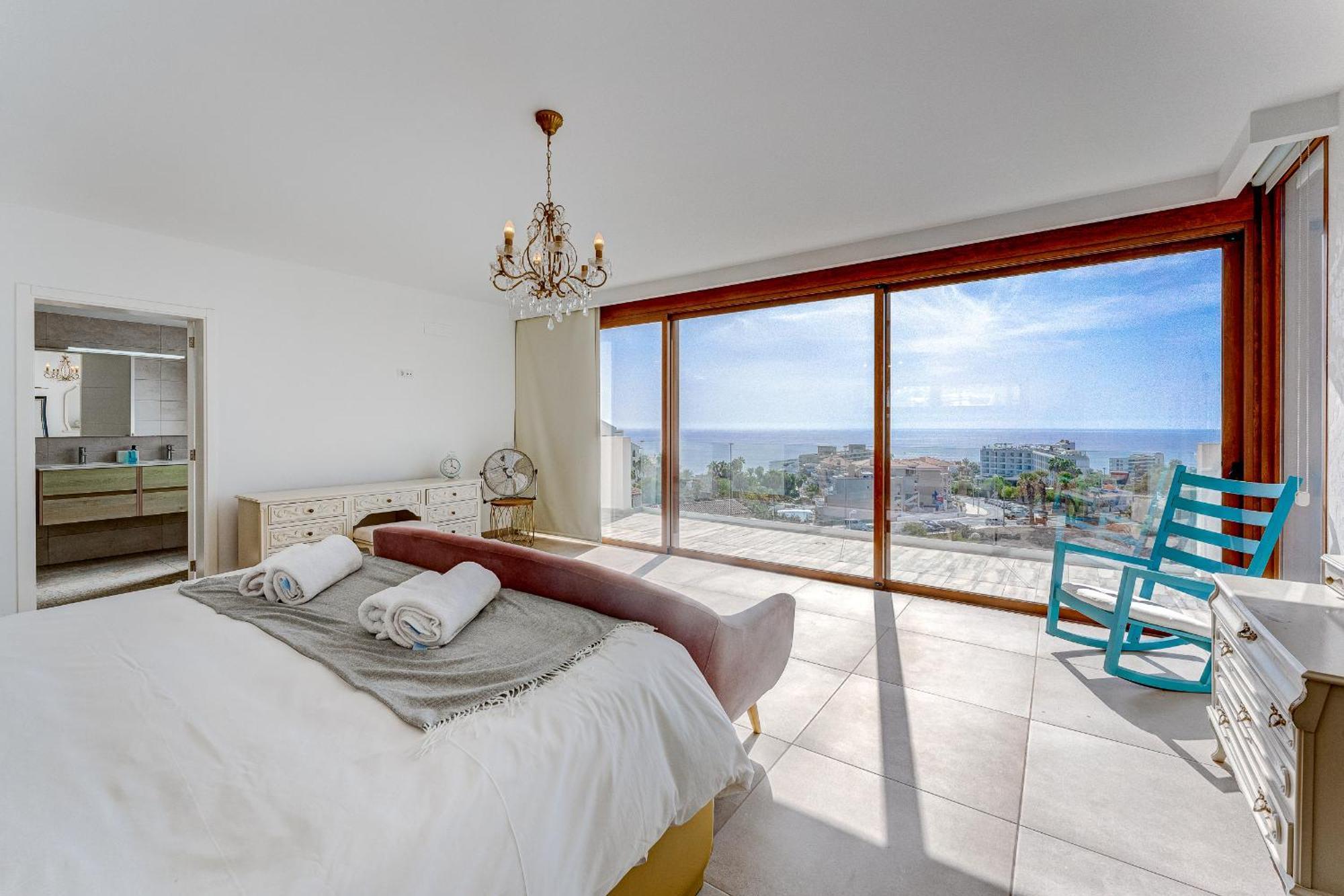 Villa Fabulous Contemporary 5 Bedroom With Private Heated Pool, Sleeps Max 13