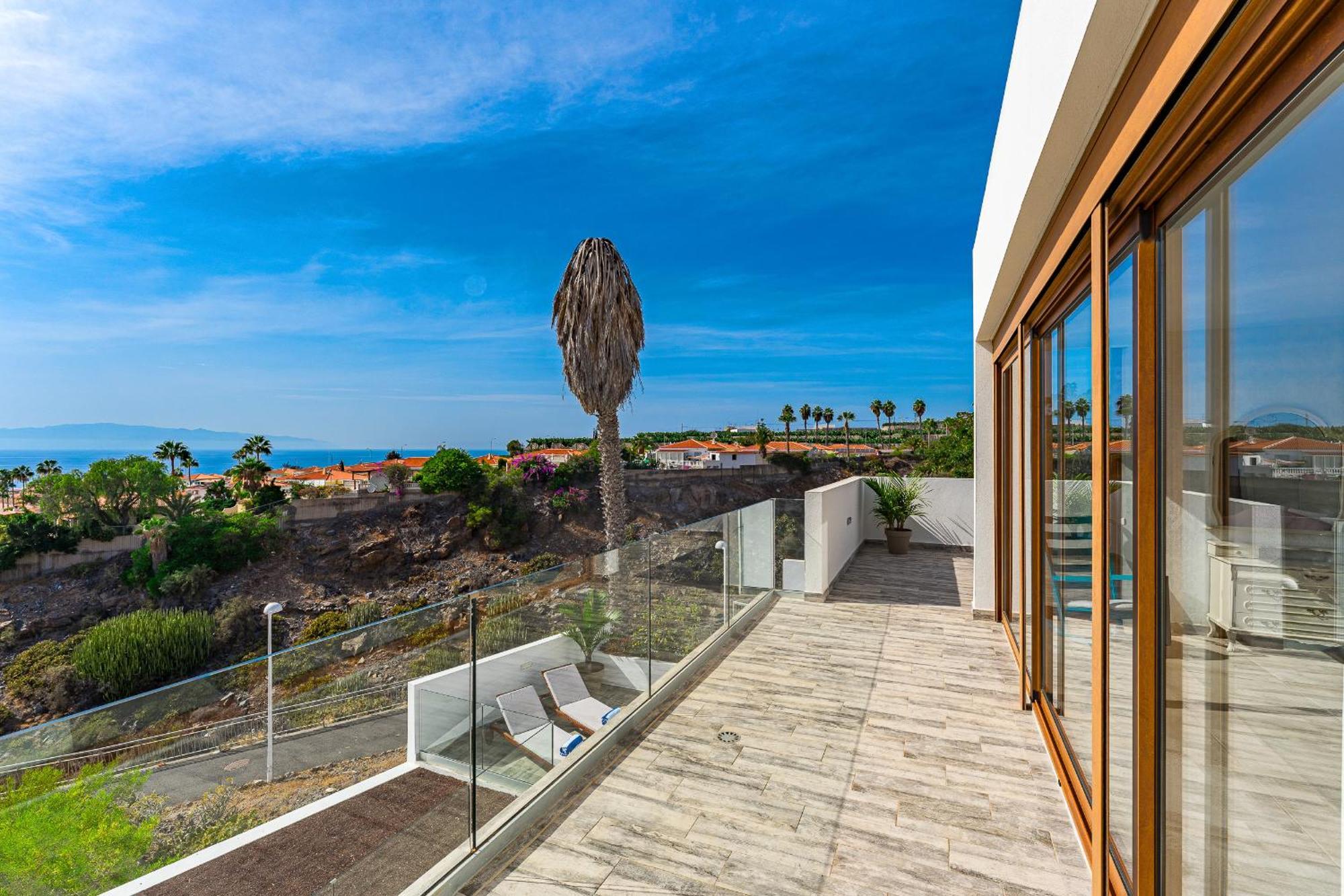 Fabulous Contemporary 5 Bedroom With Private Heated Pool, Sleeps Max 13 Villa Callao Salvaje