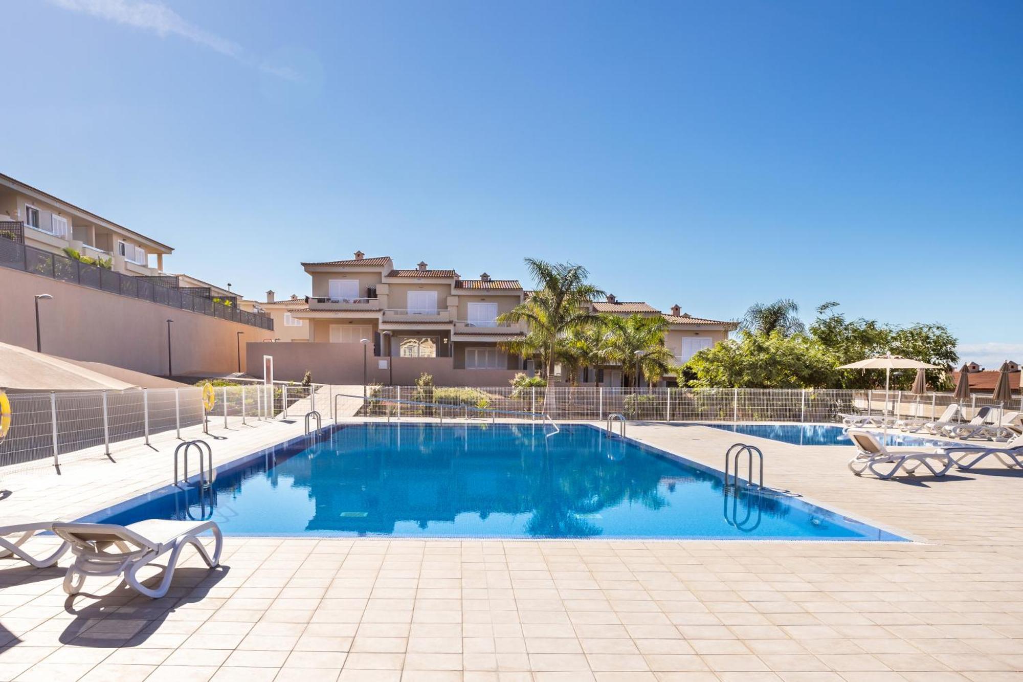 Little - Private Pool Apartment