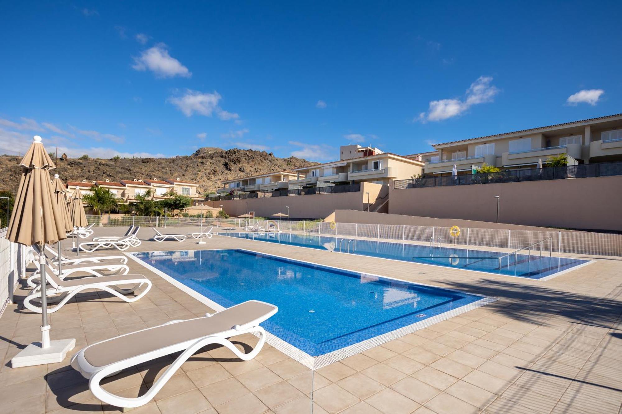 Little - Private Pool Apartment