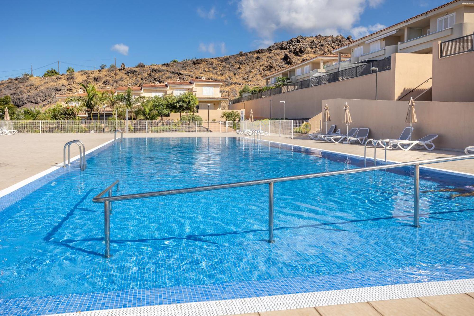 Little - Private Pool Apartment