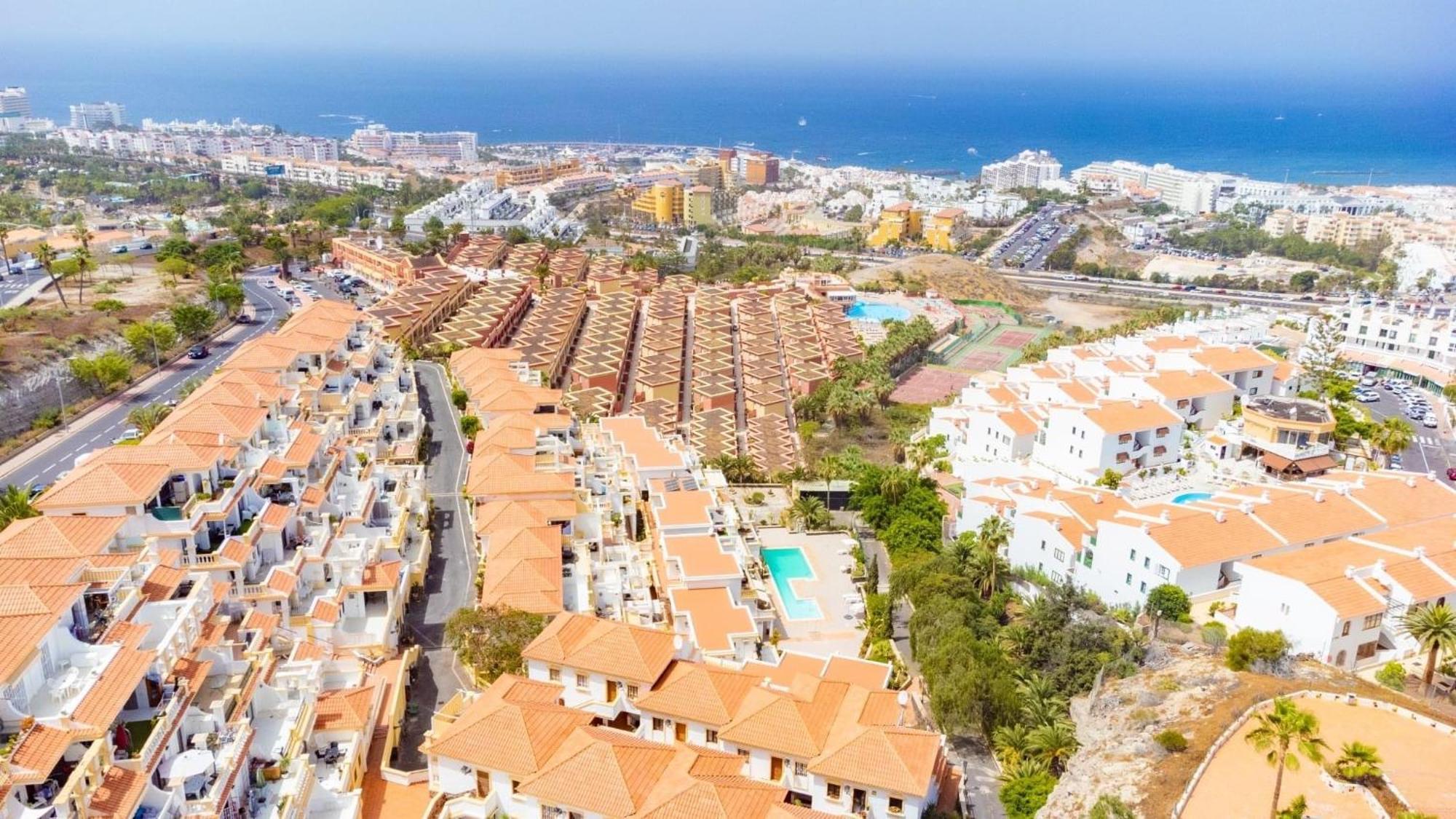 Stylish Design W Ocean & Pool View, King Size Bed, Wifi,2 Smart Tv, Street Parking, 2 Pools Access Apartment
