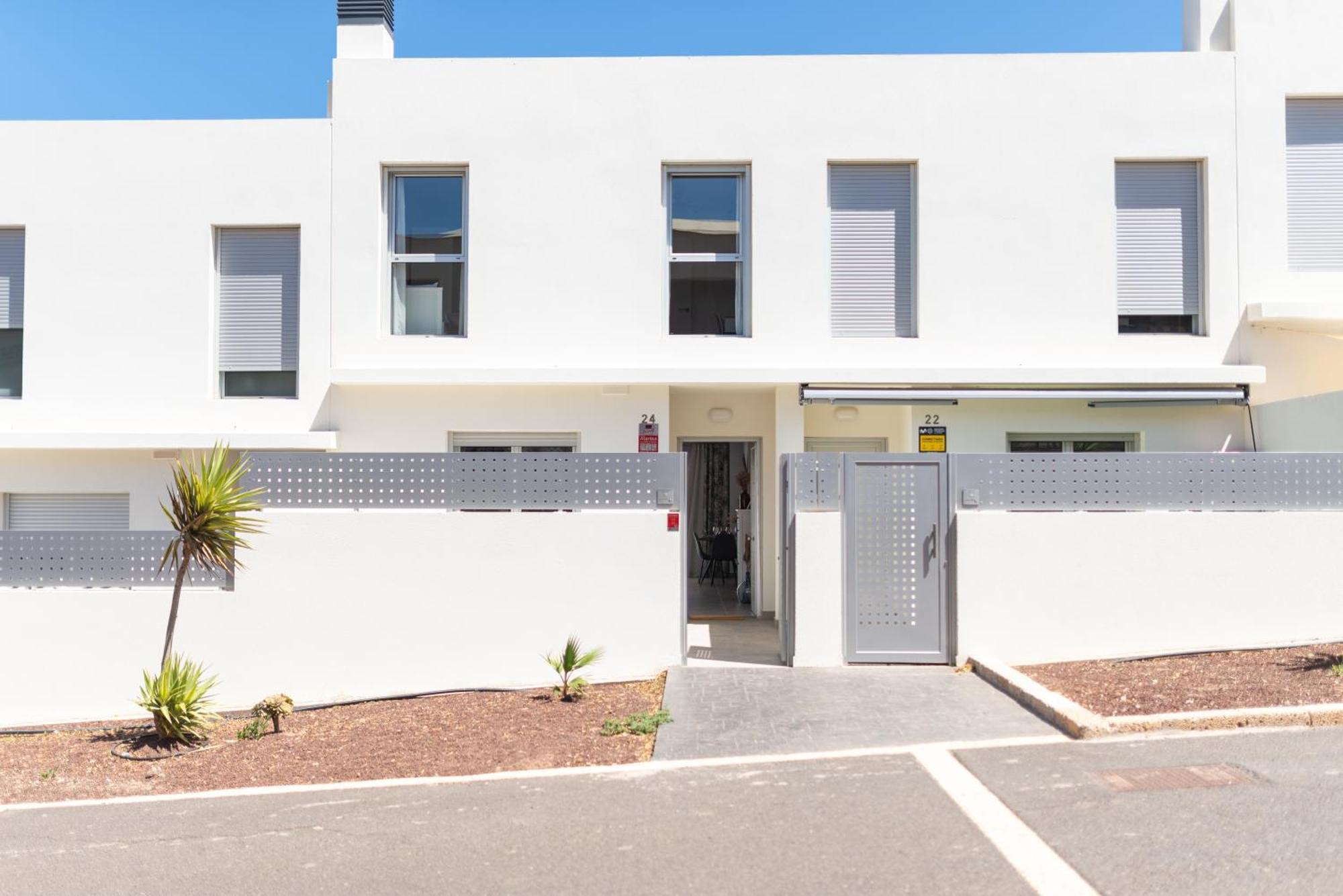 White Medano Apartment. New With Fast Wifi Сasa de vacaciones