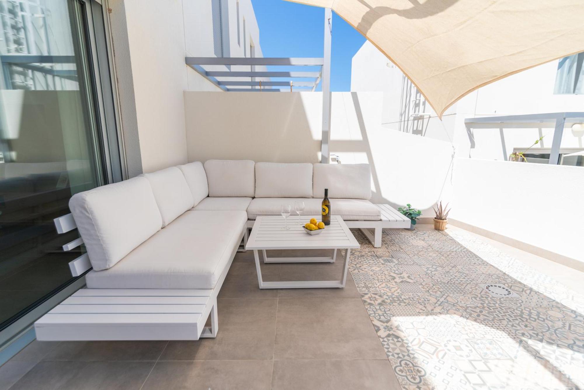White Medano Apartment. New With Fast Wifi *