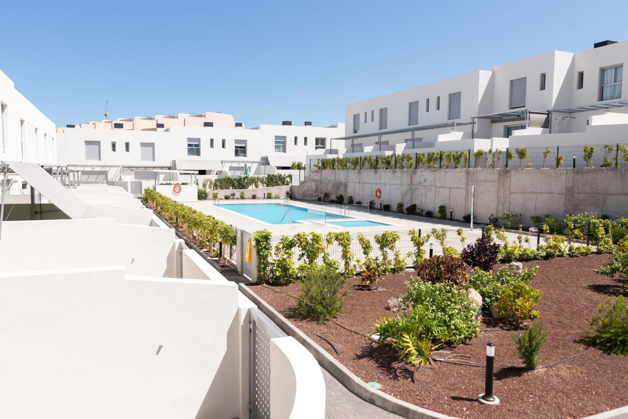 White Medano Apartment. New With Fast Wifi * El Médano