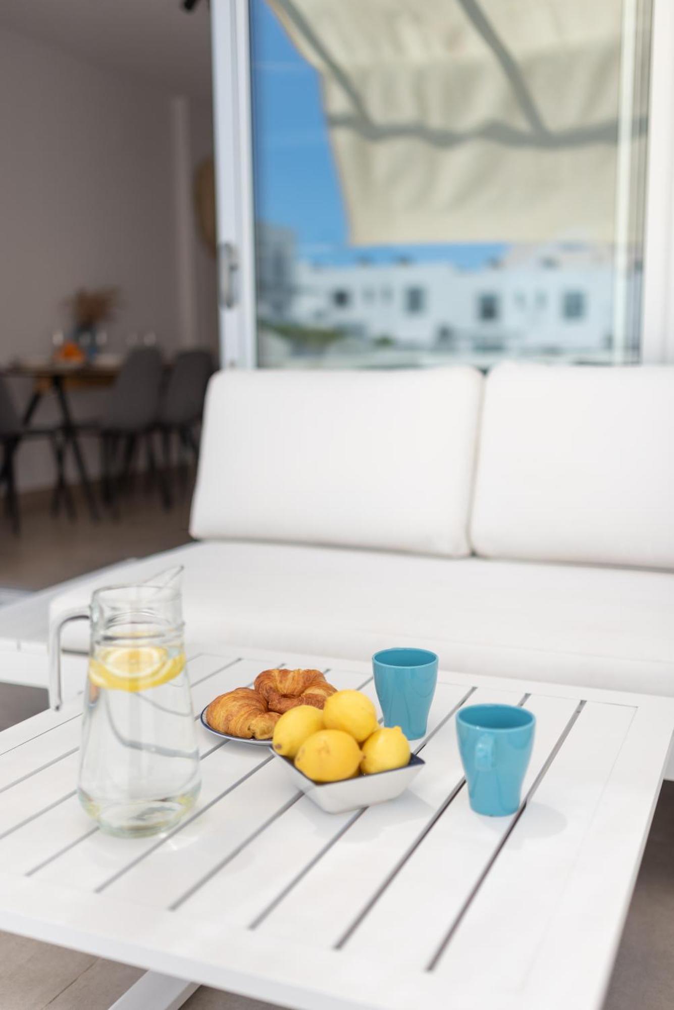 White Medano Apartment. New With Fast Wifi *