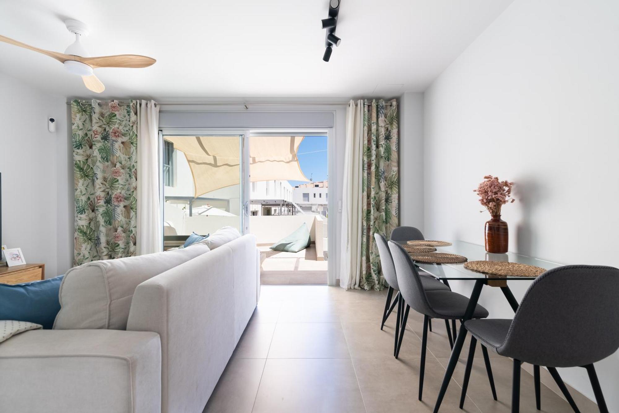 White Medano Apartment. New With Fast Wifi * El Médano
