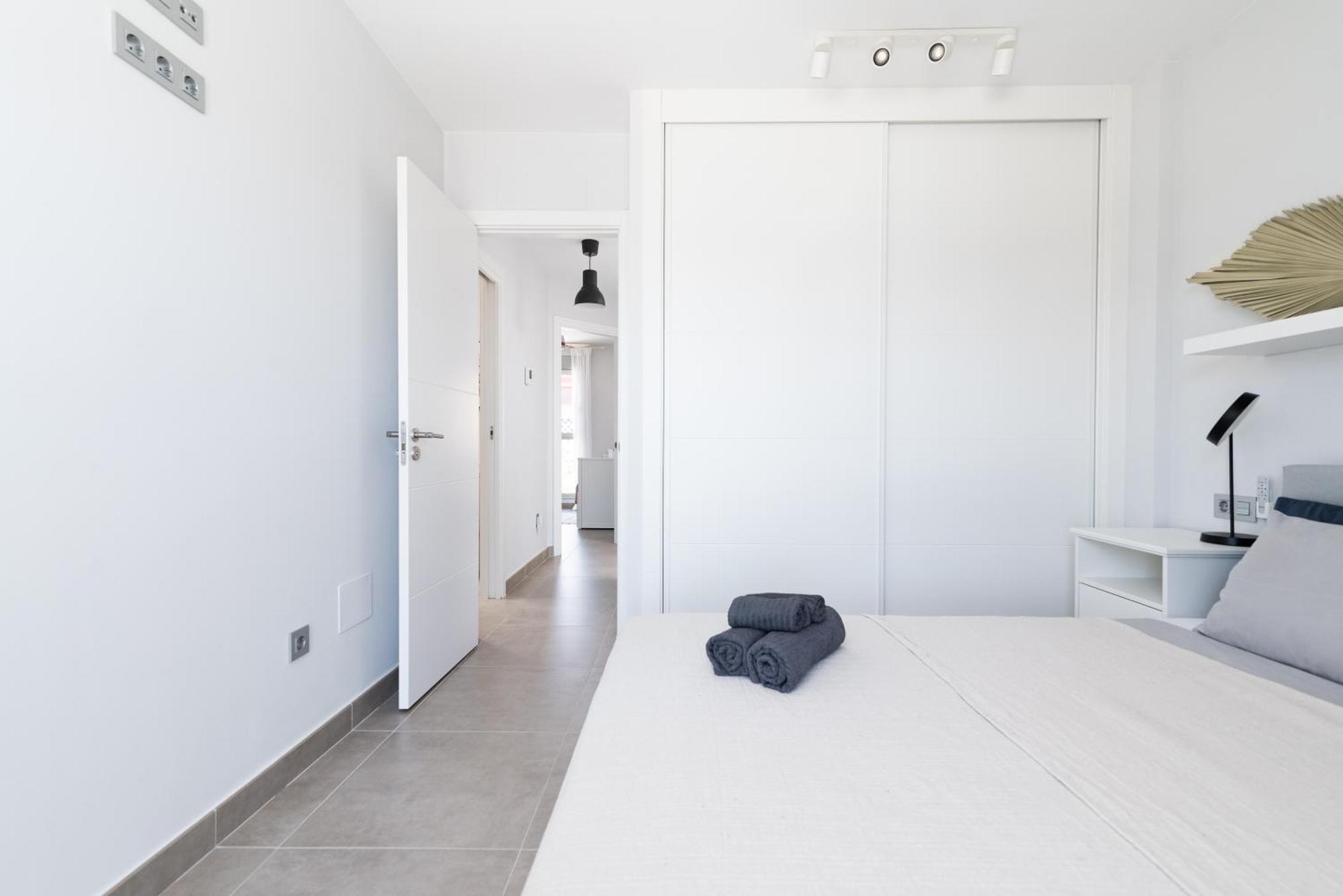 White Medano Apartment. New With Fast Wifi El Médano
