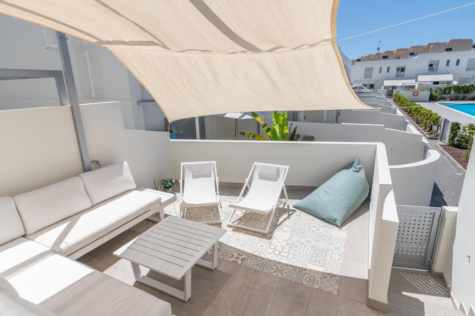 White Medano Apartment. New With Fast Wifi Сasa de vacaciones