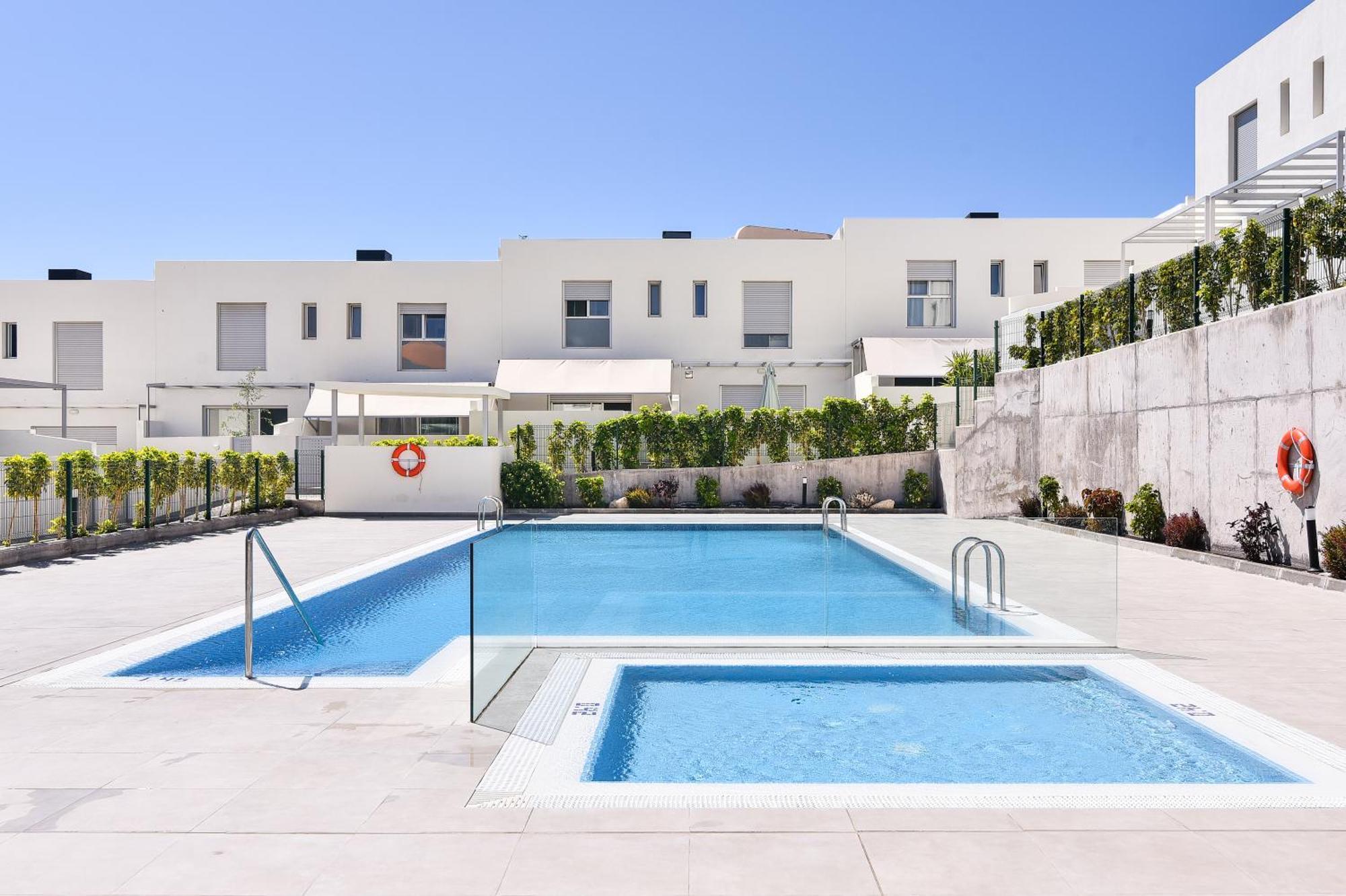 White Medano Apartment. New With Fast Wifi *